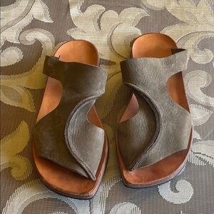 Women’s Sculpted Slide Sandals in Olive Gray